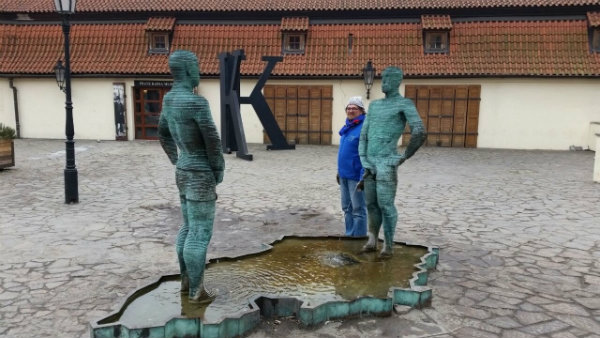 פסל האנשים המשתינים פראג במוזיאון קפקא