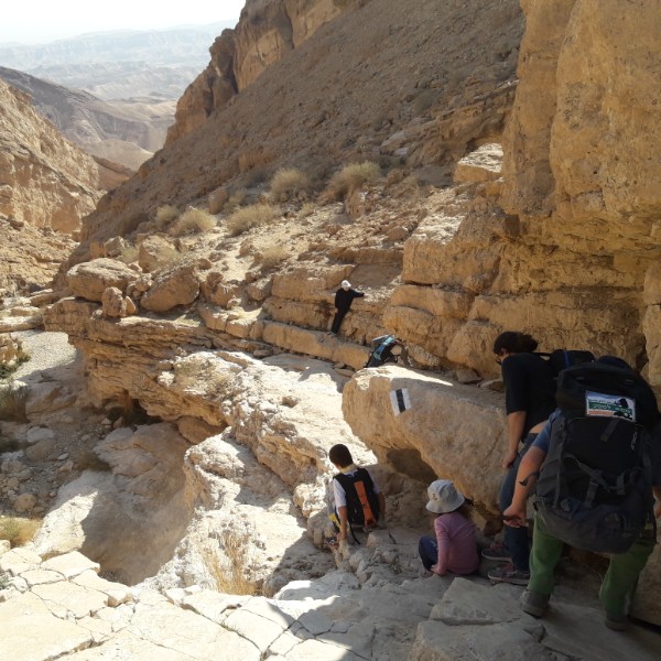 נחל עקרבים עם ילדים