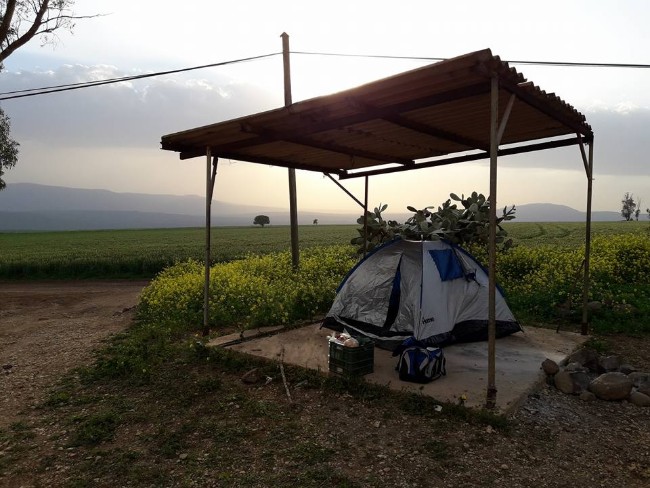 קמפינג ליד כוכב הירדן